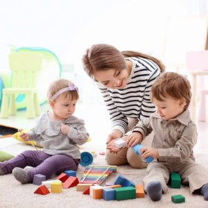 Babysitter- Checken Sie die Kinderbetreuung