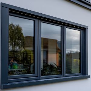 Anthrazitfarbene Fenster aus Kunststoff